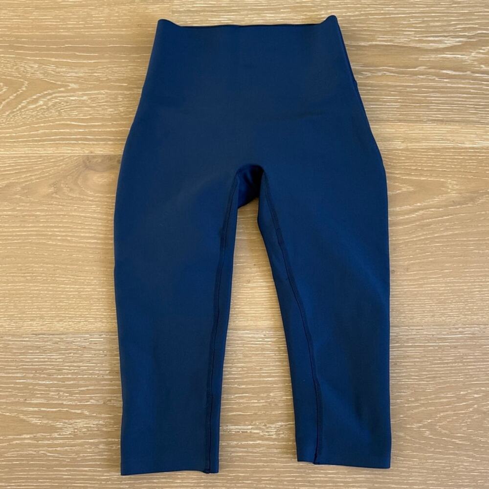 Alo Yoga Airlift High-Waist Sleek Capri Size XS in Navy Blue